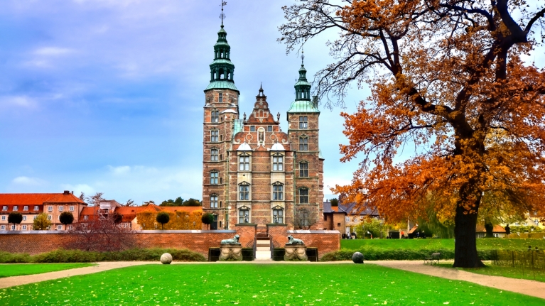 denmark-copenhagen-rosenborg-castle-autumn-front