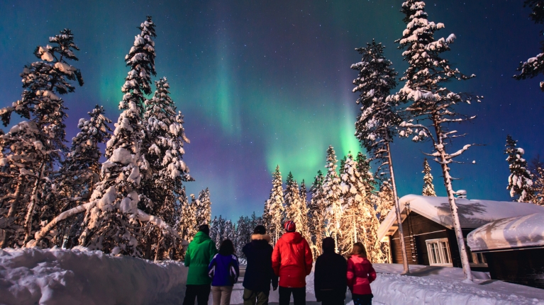 finland-northern-lights-snow-family