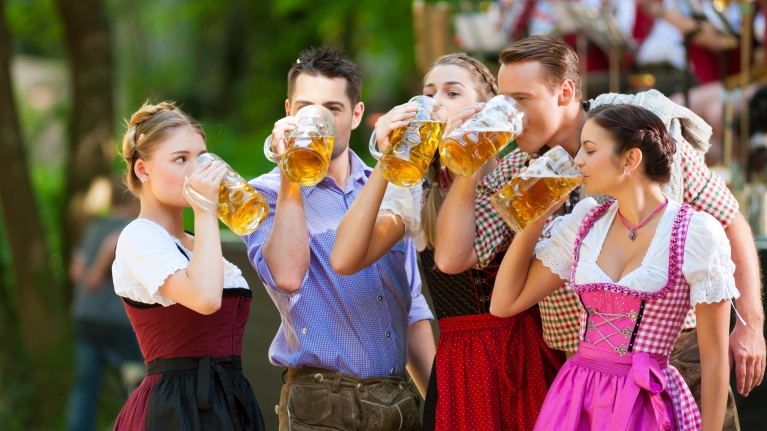 germany-munich-oktoberfest-people-drinking-beer-traditional-clothes