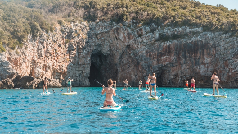 montenegro-blue-caves-tourits-paddling