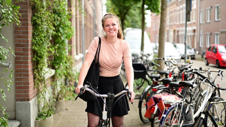 netherlands-amsterdam-woman-cyclist