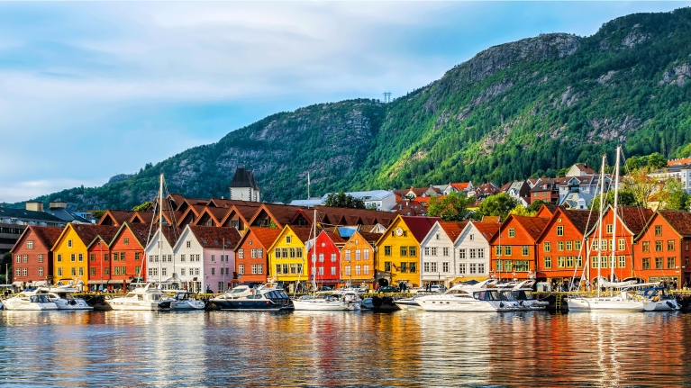 norway-bryggen-sea-coloful-houses