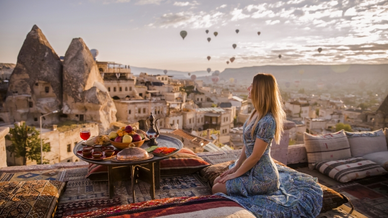 turkey-cappadocia-woman-breakfast