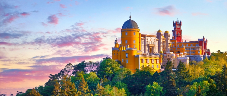 Das farbenfrohe Schloss Pena in Sintra, Portugal