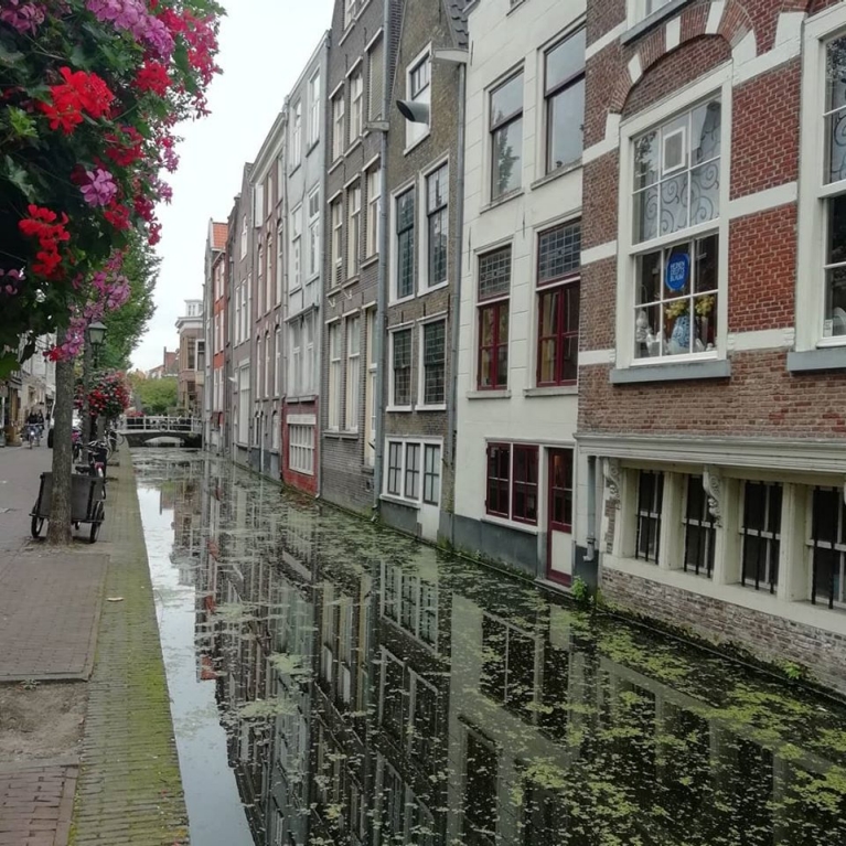 Kanal in einer niederländischen Stadt
